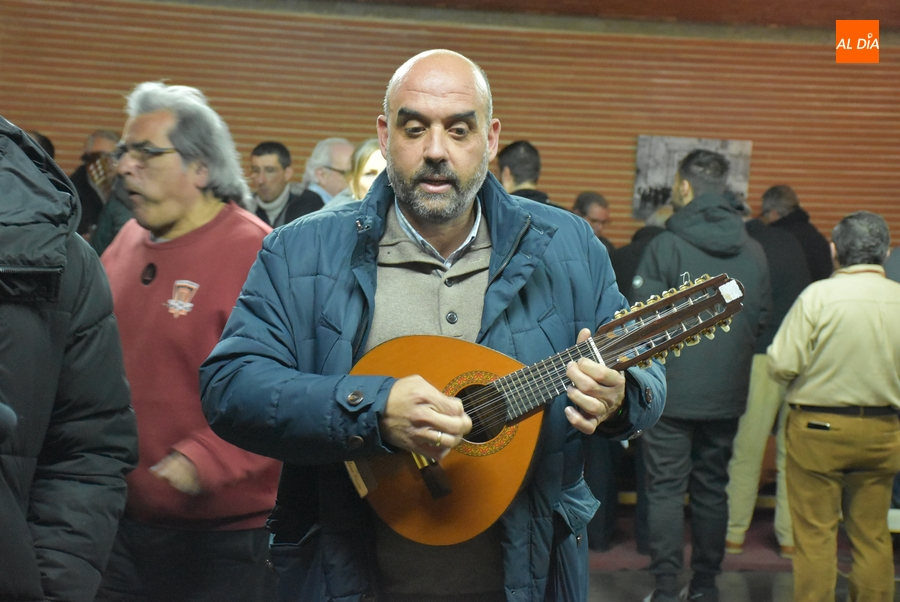 Foto 5 - El Equipo de Gobierno se arranca a cantar con la Rondalla en los ensayos de sus Coplas