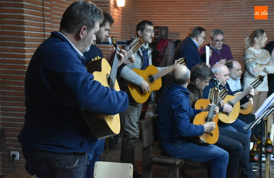 Foto 6 - El Equipo de Gobierno se arranca a cantar con la Rondalla en los ensayos de sus Coplas
