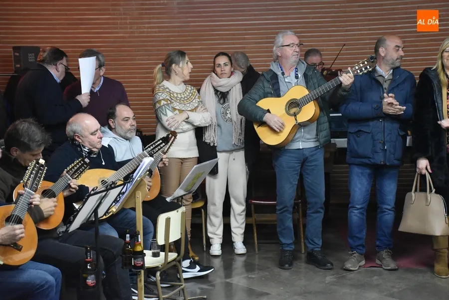 Foto 7 - El Equipo de Gobierno se arranca a cantar con la Rondalla en los ensayos de sus Coplas