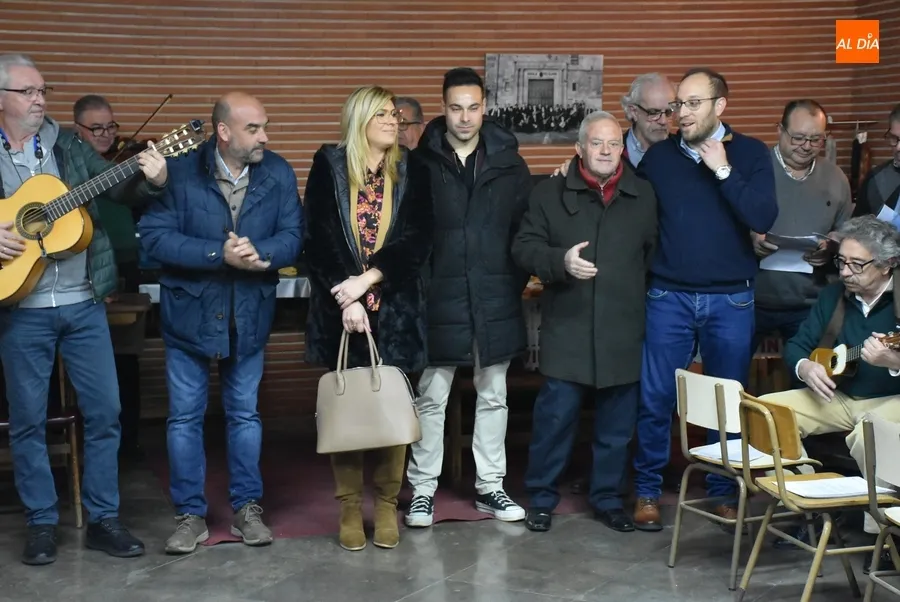 Foto 8 - El Equipo de Gobierno se arranca a cantar con la Rondalla en los ensayos de sus Coplas