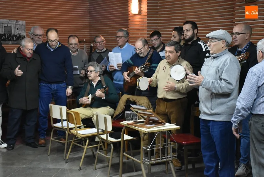 Foto 9 - El Equipo de Gobierno se arranca a cantar con la Rondalla en los ensayos de sus Coplas