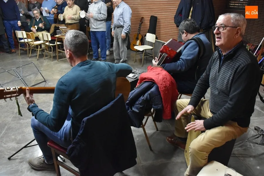 Foto 10 - El Equipo de Gobierno se arranca a cantar con la Rondalla en los ensayos de sus Coplas