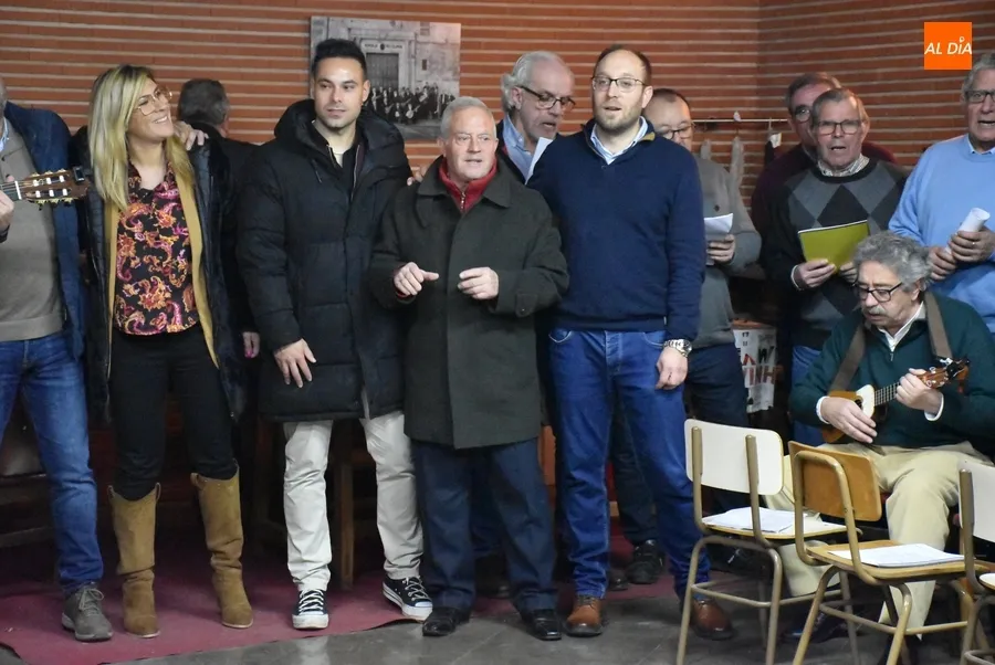 Foto 11 - El Equipo de Gobierno se arranca a cantar con la Rondalla en los ensayos de sus Coplas
