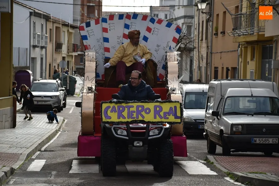 Foto 2 - C&aacute;lida acogida al Cartero Real por parte de ni&ntilde;os y mayores en su ruta por Ciudad Rodrigo