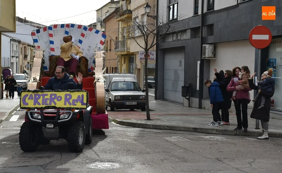 Foto 3 - C&aacute;lida acogida al Cartero Real por parte de ni&ntilde;os y mayores en su ruta por Ciudad Rodrigo