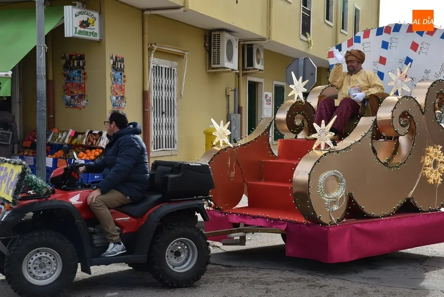Foto 4 - C&aacute;lida acogida al Cartero Real por parte de ni&ntilde;os y mayores en su ruta por Ciudad Rodrigo