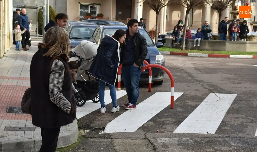 Foto 6 - C&aacute;lida acogida al Cartero Real por parte de ni&ntilde;os y mayores en su ruta por Ciudad Rodrigo
