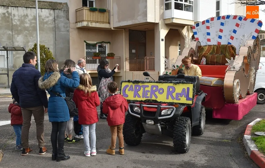 Foto 8 - C&aacute;lida acogida al Cartero Real por parte de ni&ntilde;os y mayores en su ruta por Ciudad Rodrigo