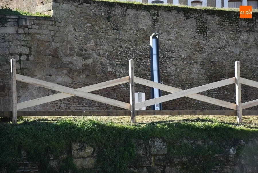 Foto 2 - Las nuevas agujas de seguridad del muro del Registro son finalmente de madera