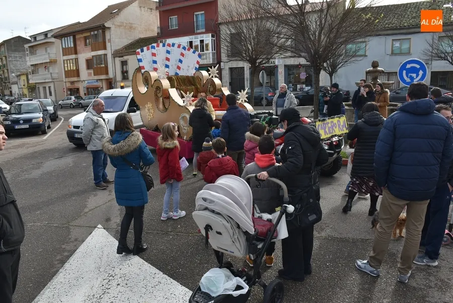 Foto 9 - C&aacute;lida acogida al Cartero Real por parte de ni&ntilde;os y mayores en su ruta por Ciudad Rodrigo