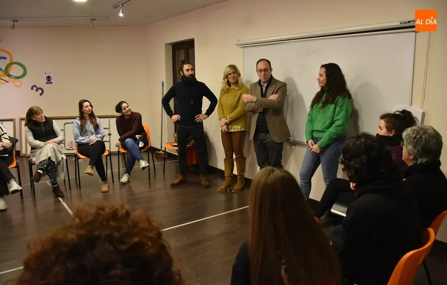 Foto 4 - El taller de teatro intergeneracional se abre a m&aacute;s personas interesadas