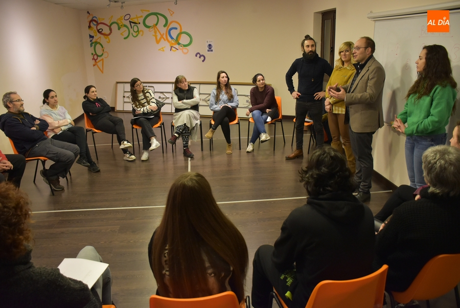 El taller de teatro intergeneracional se abre a m&aacute;s personas interesadas
