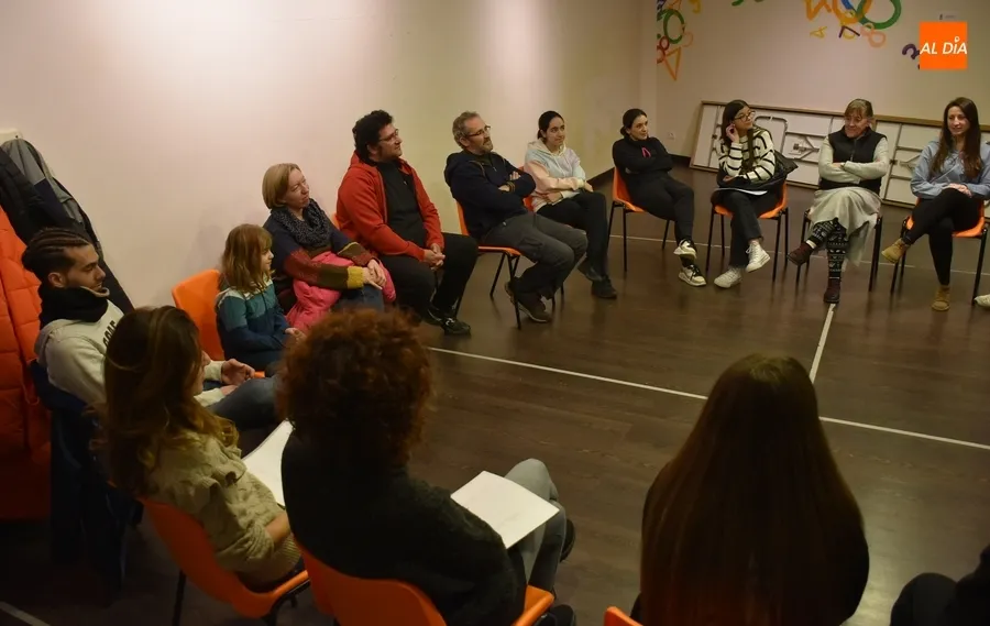 Foto 3 - El taller de teatro intergeneracional se abre a m&aacute;s personas interesadas