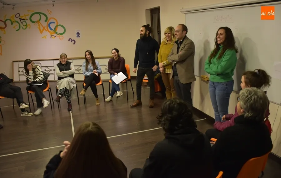 Foto 2 - El taller de teatro intergeneracional se abre a m&aacute;s personas interesadas