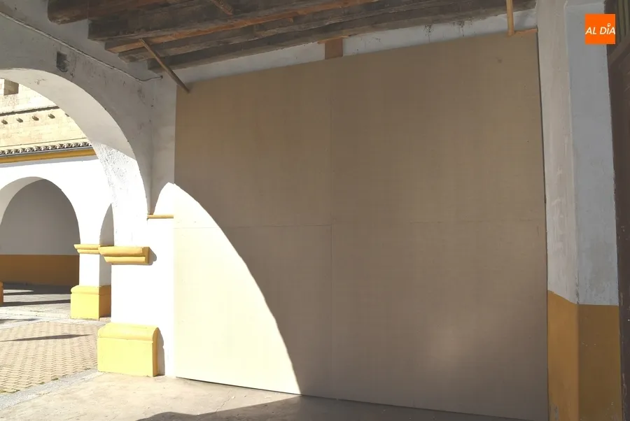 Foto 6 - La Plazuela del Buen Alcalde inicia su metamorfosis con nuevos paneles de madera