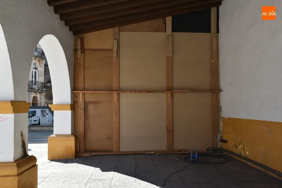 Foto 3 - La Plazuela del Buen Alcalde inicia su metamorfosis con nuevos paneles de madera