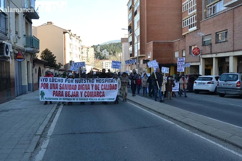 Foto 7 - M&aacute;s de 2.500 personas salen a la calle en B&eacute;jar para defender la sanidad p&uacute;blica