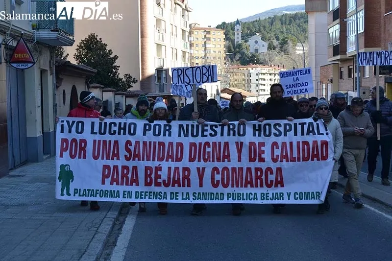 Foto 11 - M&aacute;s de 2.500 personas salen a la calle en B&eacute;jar para defender la sanidad p&uacute;blica