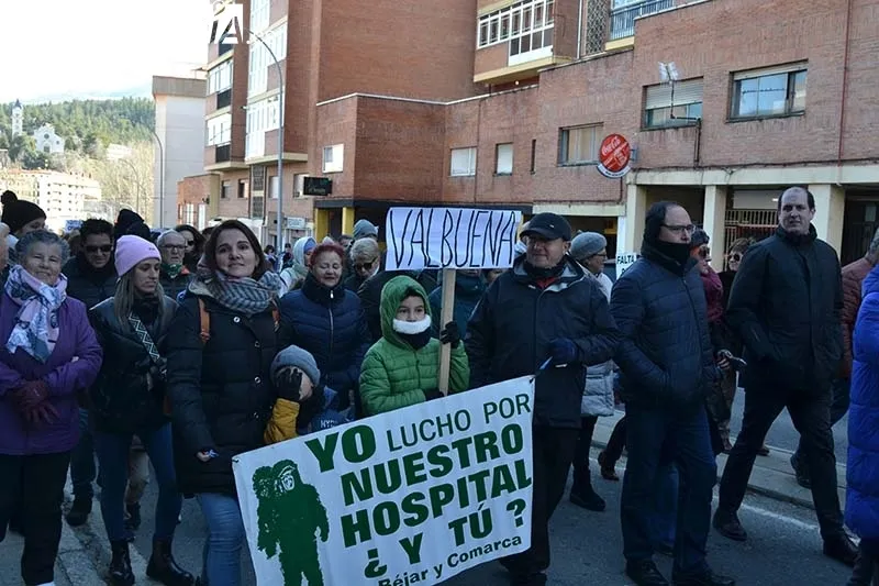 Foto 9 - M&aacute;s de 2.500 personas salen a la calle en B&eacute;jar para defender la sanidad p&uacute;blica