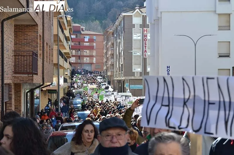 Foto 8 - M&aacute;s de 2.500 personas salen a la calle en B&eacute;jar para defender la sanidad p&uacute;blica