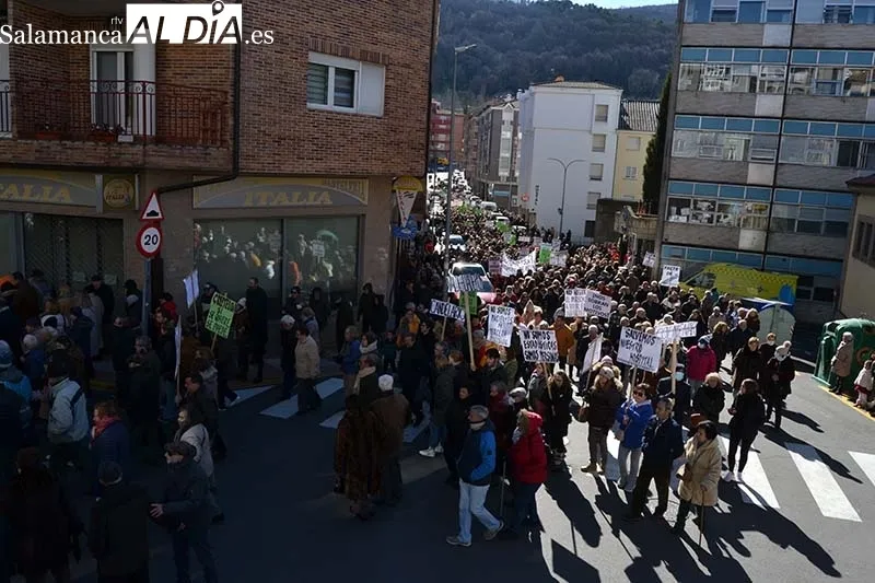 Foto 10 - M&aacute;s de 2.500 personas salen a la calle en B&eacute;jar para defender la sanidad p&uacute;blica