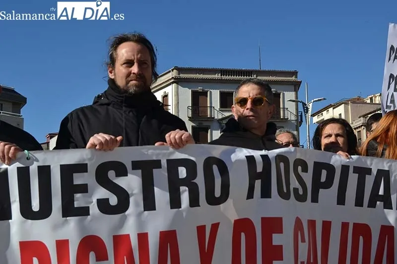 Foto 2 - M&aacute;s de 2.500 personas salen a la calle en B&eacute;jar para defender la sanidad p&uacute;blica