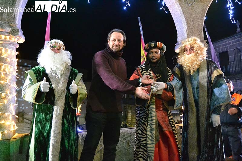 Foto 4 - Los Reyes Magos inundan Béjar de sonrisas, alegría y sueños