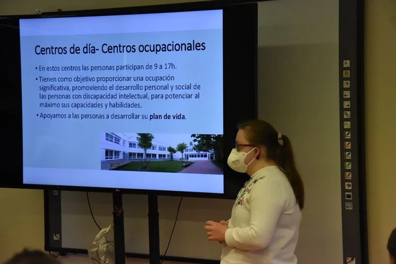 Foto 5 - Los alumnos del IES Mateo Hern&aacute;ndez visitan el Centro Ocupacional 'El Cueto' de ASPRODES