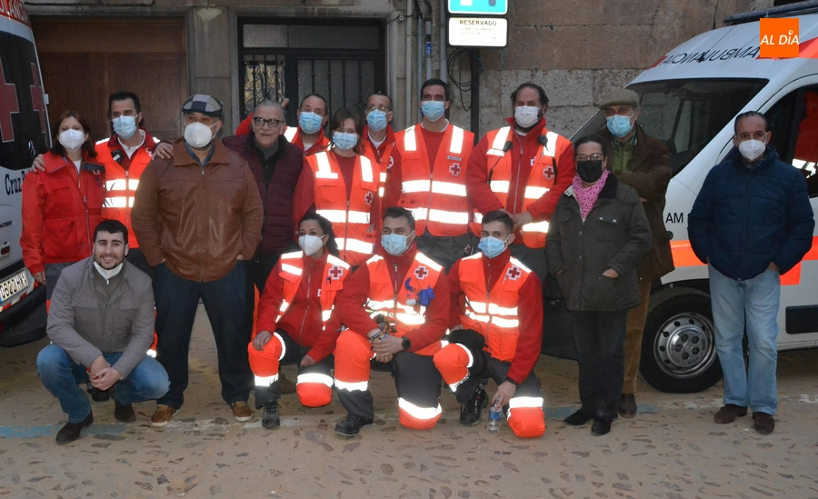 Enrique Crespo y miembros de su equipo junto a los efectivos de Cruz Roja en el Carnaval 2022