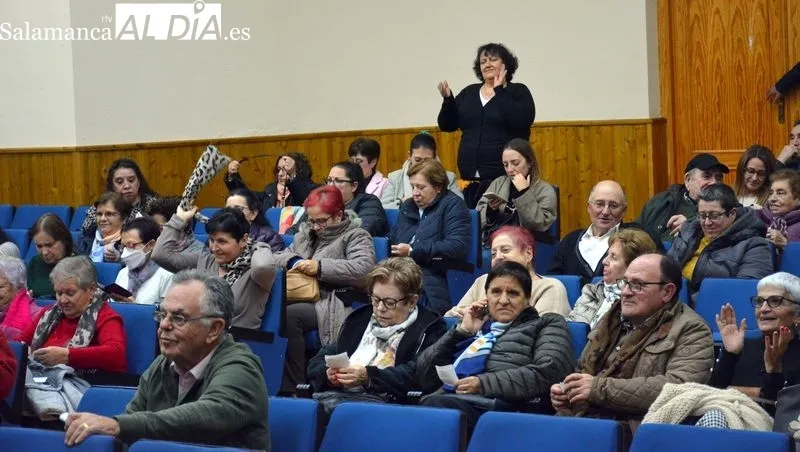 El Coro Popular de Lumbrales abrió la gala solidaria