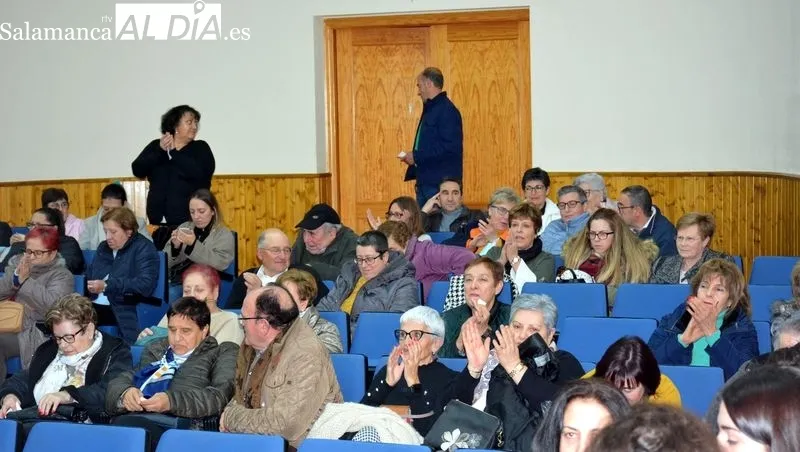 El Coro Popular de Lumbrales abrió la gala solidaria