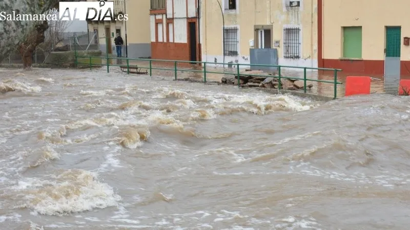 Foto 10 - La lluvia obliga a cortar carreteras y se desbordan riveras y arroyos en las Arribes