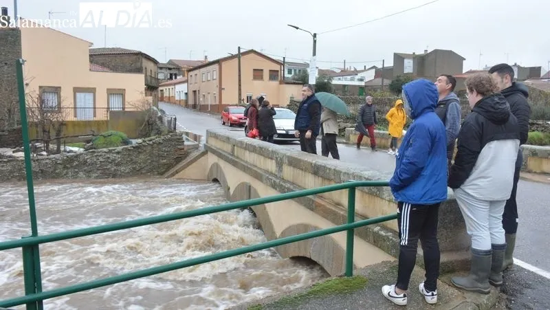 Foto 8 - La lluvia obliga a cortar carreteras y se desbordan riveras y arroyos en las Arribes