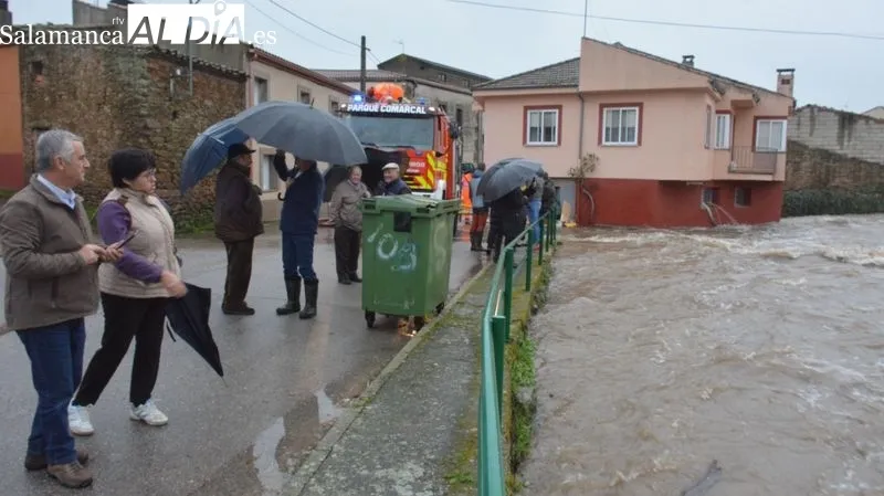 Foto 6 - La lluvia obliga a cortar carreteras y se desbordan riveras y arroyos en las Arribes