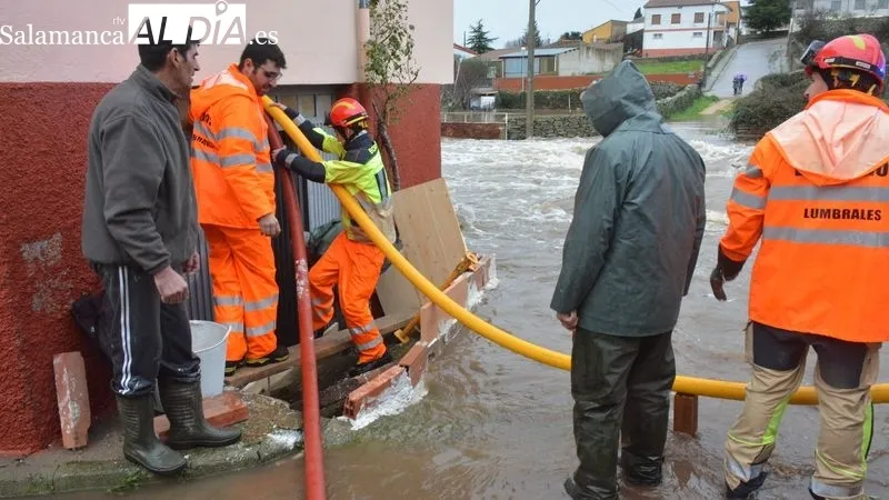 Foto 5 - La lluvia obliga a cortar carreteras y se desbordan riveras y arroyos en las Arribes