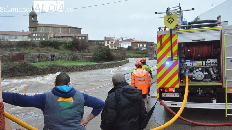 Foto 3 - La lluvia obliga a cortar carreteras y se desbordan riveras y arroyos en las Arribes