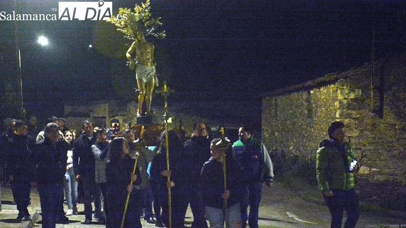 Siete hogueras se prendieron al paso de la imagen de San Sebastián que fue llevada en procesión 
