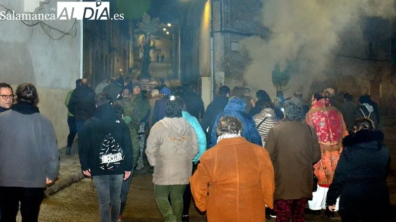 Siete hogueras se prendieron al paso de la imagen de San Sebastián que fue llevada en procesión 