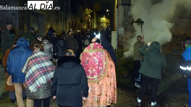 Siete hogueras se prendieron al paso de la imagen de San Sebastián que fue llevada en procesión 