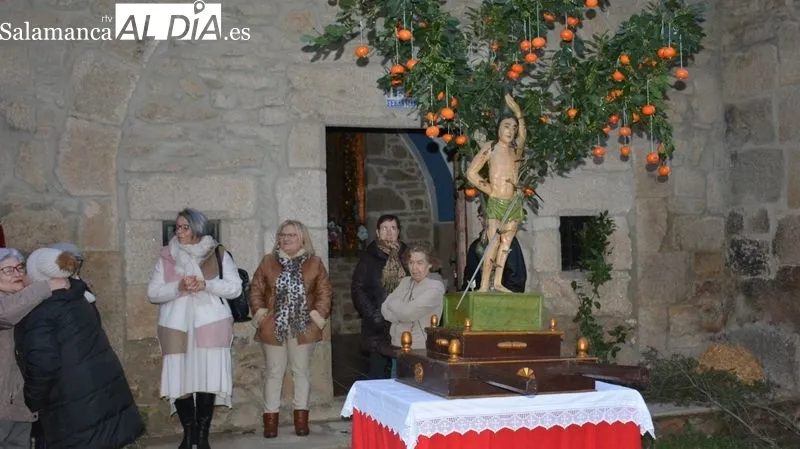 Foto 5 - San Sebasti&aacute;n purifica Sobradillo con el humo de siete hogueras de jumbrio