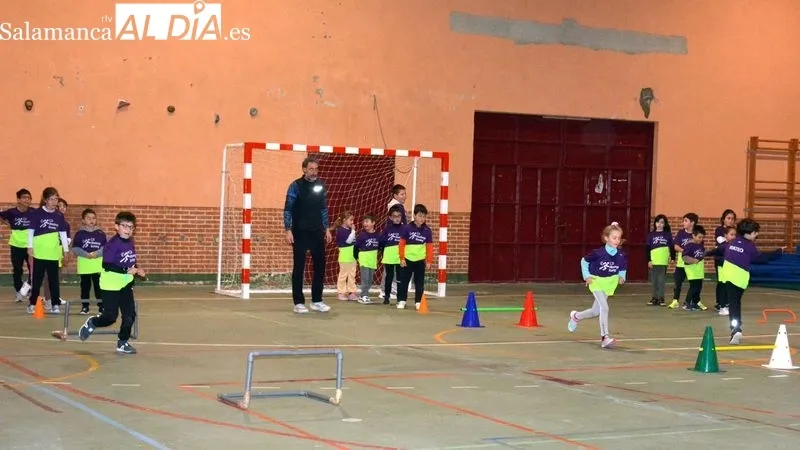 Niños y adultos del club de atletismo participaron en el entrenamiento dirigido por Juan Carlos Fuentes