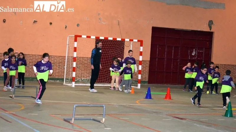 Niños y adultos del club de atletismo participaron en el entrenamiento dirigido por Juan Carlos Fuentes