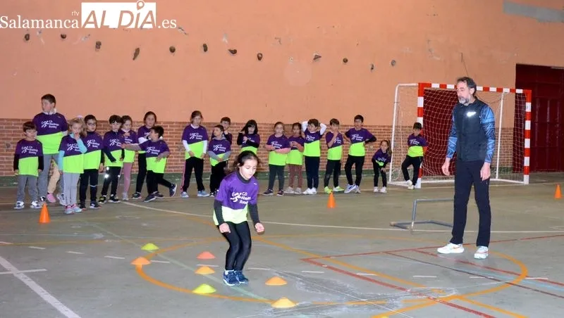 Niños y adultos del club de atletismo participaron en el entrenamiento dirigido por Juan Carlos Fuentes