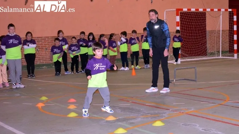Niños y adultos del club de atletismo participaron en el entrenamiento dirigido por Juan Carlos Fuentes