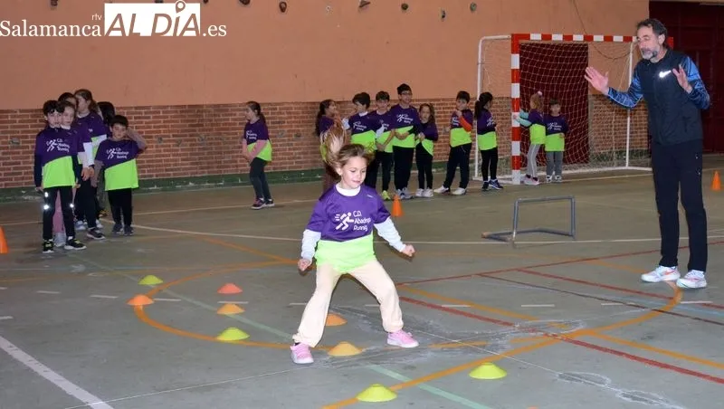Niños y adultos del club de atletismo participaron en el entrenamiento dirigido por Juan Carlos Fuentes