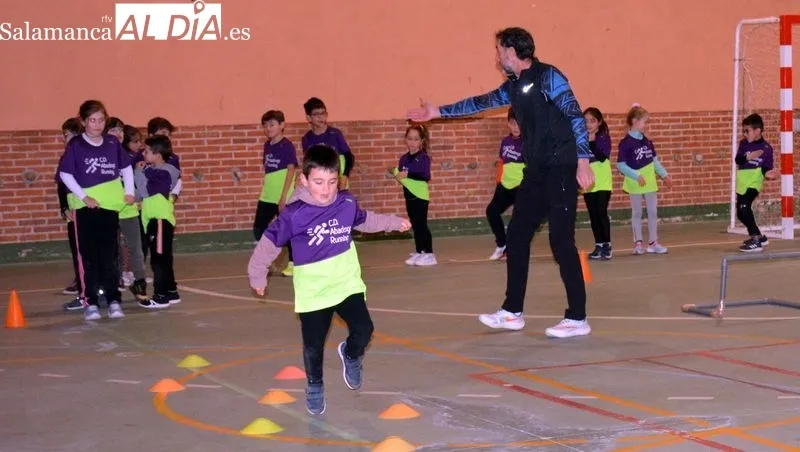 Niños y adultos del club de atletismo participaron en el entrenamiento dirigido por Juan Carlos Fuentes