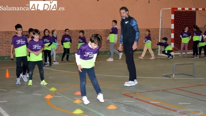 Niños y adultos del club de atletismo participaron en el entrenamiento dirigido por Juan Carlos Fuentes
