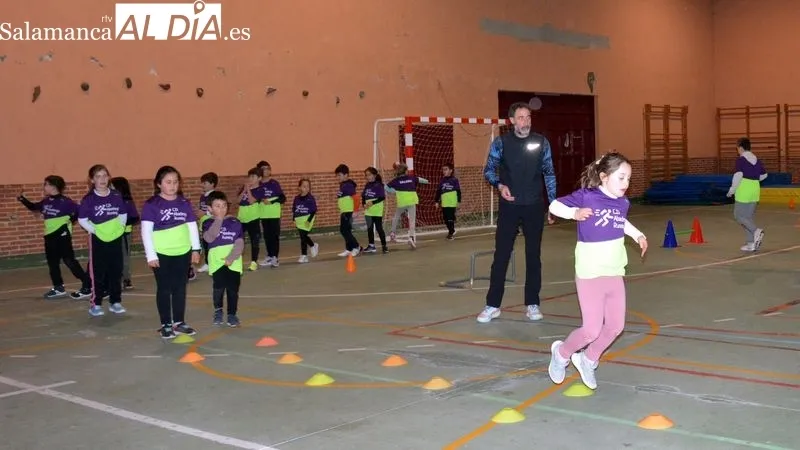 Niños y adultos del club de atletismo participaron en el entrenamiento dirigido por Juan Carlos Fuentes