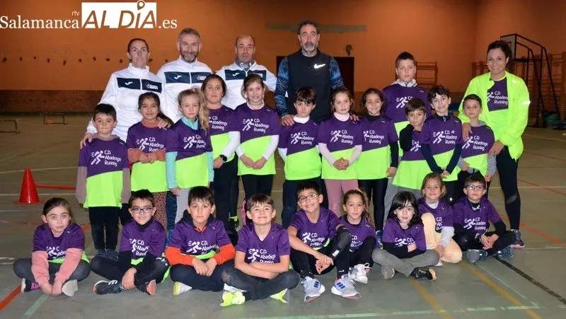 Niños y adultos del club de atletismo participaron en el entrenamiento dirigido por Juan Carlos Fuentes