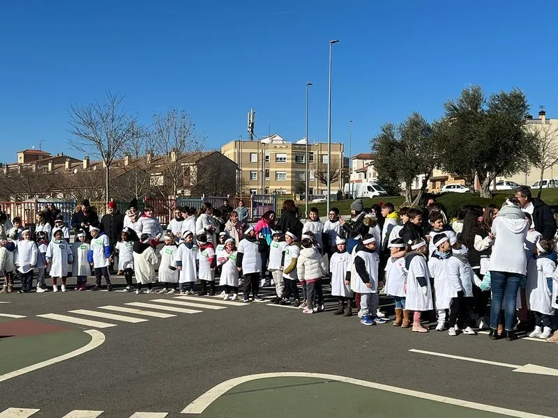 Casi 700 escolares de Carbajosa se unen para celebrar el Día de la Paz